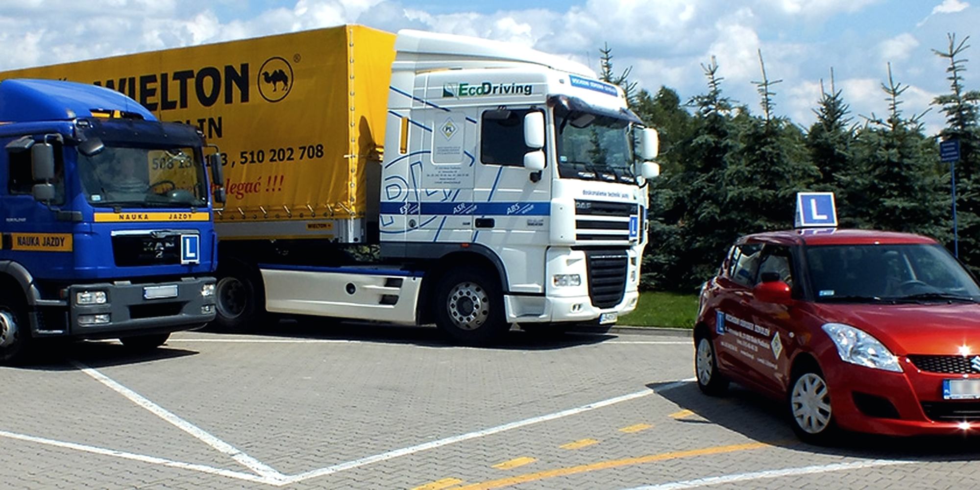 Pojazdy szkoleniowe ośrodka na placu manewrowym: MAN TGM, DAF XF z naczepą Wielton i Suzuki Swift z tablicą L